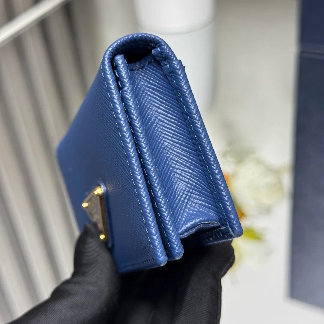 P400 [Top original order] Prada classic card holder 💼Model 1MC122, this elegant card holder is made of the brand’s signature exquisite Saffiano leather. The Prada enameled metal triangle logo decoration highlights the brand style. The body of the clip has snap buttons and four interior card slots. Hot🔥Hot-selling model🏅️🏅️🏅️Size: 6.5*11*2.5cm, 164 OEM code