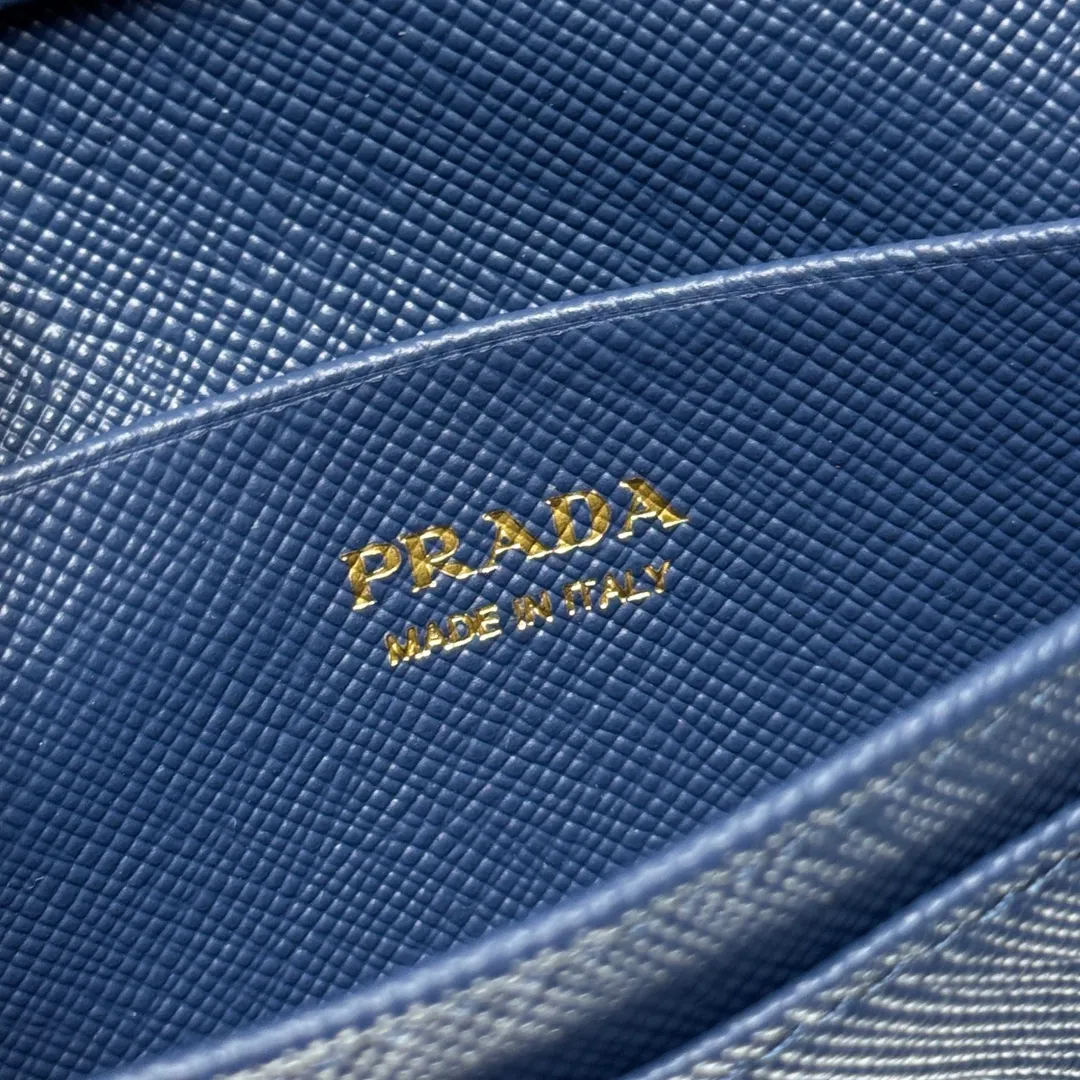 P400 [Top original order] Prada classic card holder 💼Model 1MC122, this elegant card holder is made of the brand’s signature exquisite Saffiano leather. The Prada enameled metal triangle logo decoration highlights the brand style. The body of the clip has snap buttons and four interior card slots. Hot🔥Hot-selling model🏅️🏅️🏅️Size: 6.5*11*2.5cm, 164 OEM code