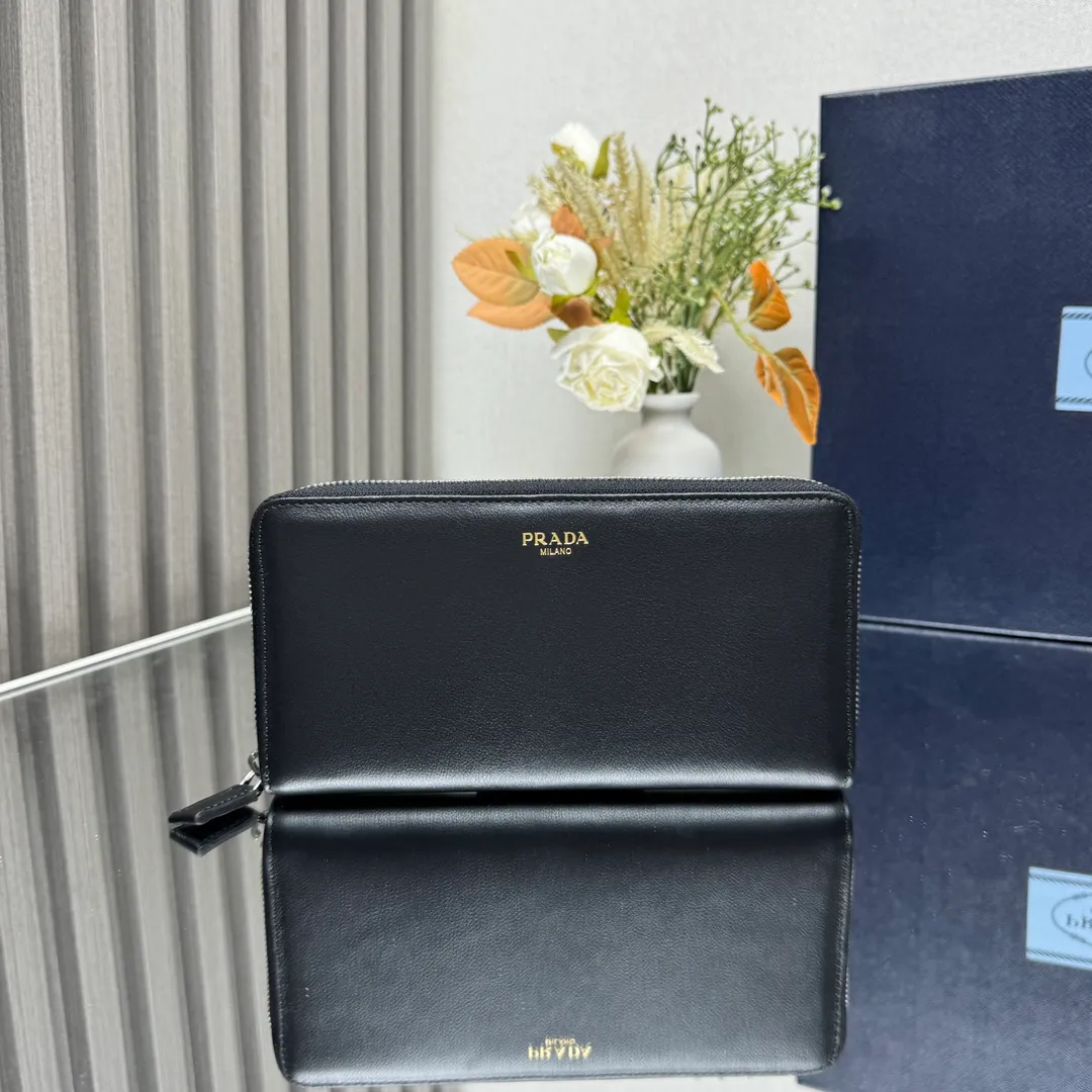 P600 [Top original order] PRADA's new single zipper wallet💼The latest counter logo with the same color, classic, simple and fashionable, official website synchronization, genuine development, model 2ML317, internal code 164 OEM code💋 This practical and exquisite soft leather wallet adopts a minimalist design, with 12 card slots and 3 bill compartments. Sufficient capacity, equipped with coin pocket compartment, decorated with logo letters🏅️🏅️🏅️Dimensions: length 20cm, height 10.3cm