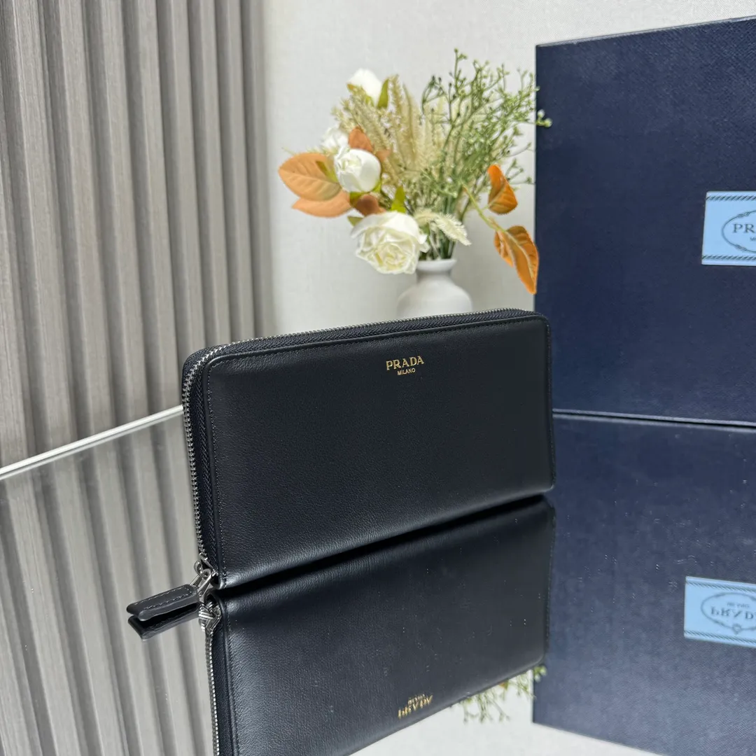 P600 [Top original order] PRADA's new single zipper wallet💼The latest counter logo with the same color, classic, simple and fashionable, official website synchronization, genuine development, model 2ML317, internal code 164 OEM code💋 This practical and exquisite soft leather wallet adopts a minimalist design, with 12 card slots and 3 bill compartments. Sufficient capacity, equipped with coin pocket compartment, decorated with logo letters🏅️🏅️🏅️Dimensions: length 20cm, height 10.3cm