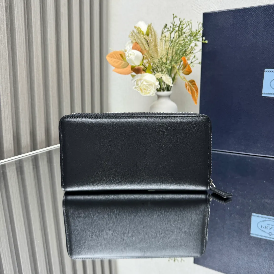P600 [Top original order] PRADA's new single zipper wallet💼The latest counter logo with the same color, classic, simple and fashionable, official website synchronization, genuine development, model 2ML317, internal code 164 OEM code💋 This practical and exquisite soft leather wallet adopts a minimalist design, with 12 card slots and 3 bill compartments. Sufficient capacity, equipped with coin pocket compartment, decorated with logo letters🏅️🏅️🏅️Dimensions: length 20cm, height 10.3cm