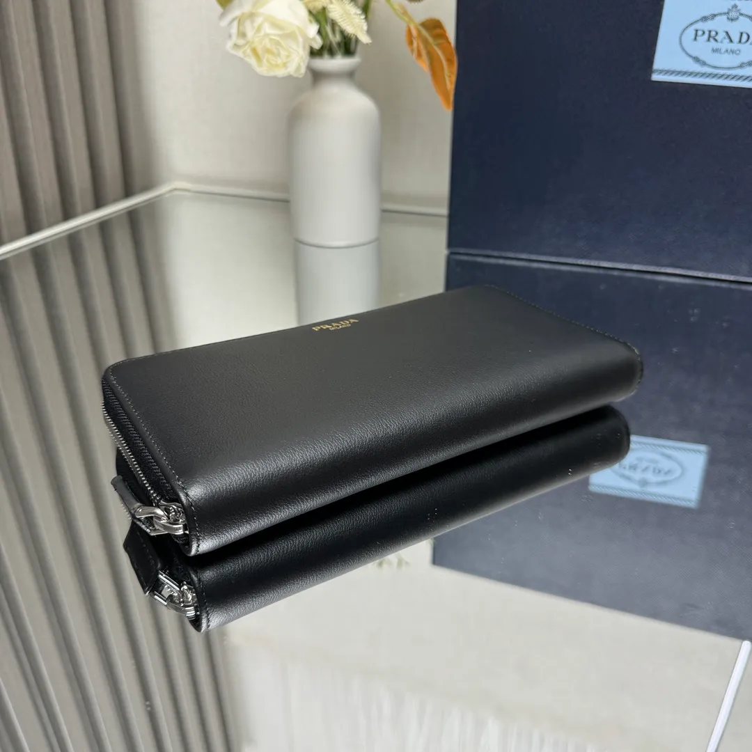 P600 [Top original order] PRADA's new single zipper wallet💼The latest counter logo with the same color, classic, simple and fashionable, official website synchronization, genuine development, model 2ML317, internal code 164 OEM code💋 This practical and exquisite soft leather wallet adopts a minimalist design, with 12 card slots and 3 bill compartments. Sufficient capacity, equipped with coin pocket compartment, decorated with logo letters🏅️🏅️🏅️Dimensions: length 20cm, height 10.3cm