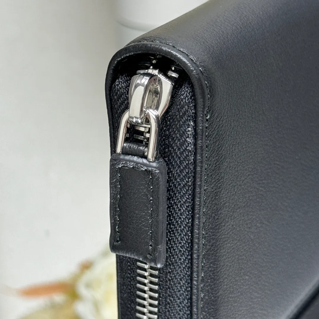 P600 [Top original order] PRADA's new single zipper wallet💼The latest counter logo with the same color, classic, simple and fashionable, official website synchronization, genuine development, model 2ML317, internal code 164 OEM code💋 This practical and exquisite soft leather wallet adopts a minimalist design, with 12 card slots and 3 bill compartments. Sufficient capacity, equipped with coin pocket compartment, decorated with logo letters🏅️🏅️🏅️Dimensions: length 20cm, height 10.3cm