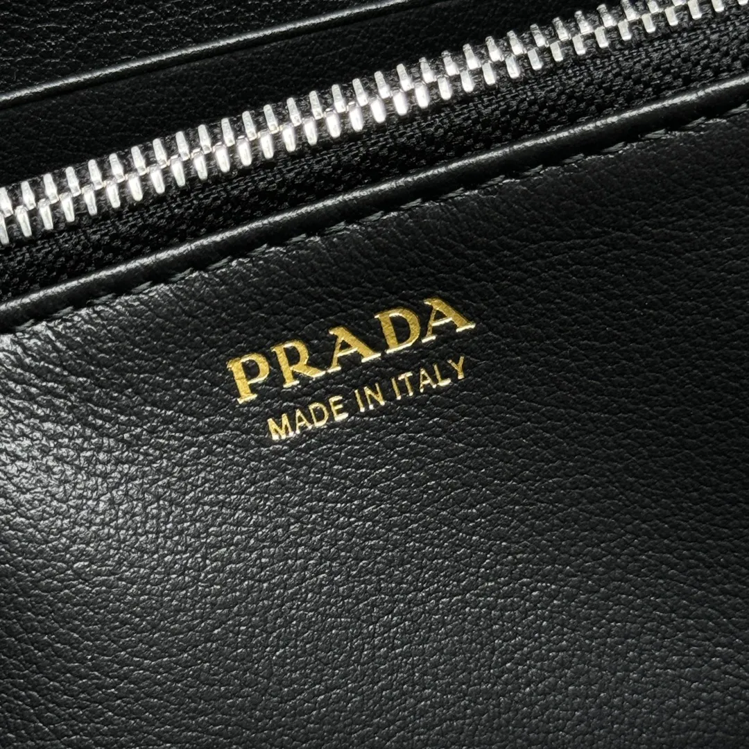 P600 [Top original order] PRADA's new single zipper wallet💼The latest counter logo with the same color, classic, simple and fashionable, official website synchronization, genuine development, model 2ML317, internal code 164 OEM code💋 This practical and exquisite soft leather wallet adopts a minimalist design, with 12 card slots and 3 bill compartments. Sufficient capacity, equipped with coin pocket compartment, decorated with logo letters🏅️🏅️🏅️Dimensions: length 20cm, height 10.3cm