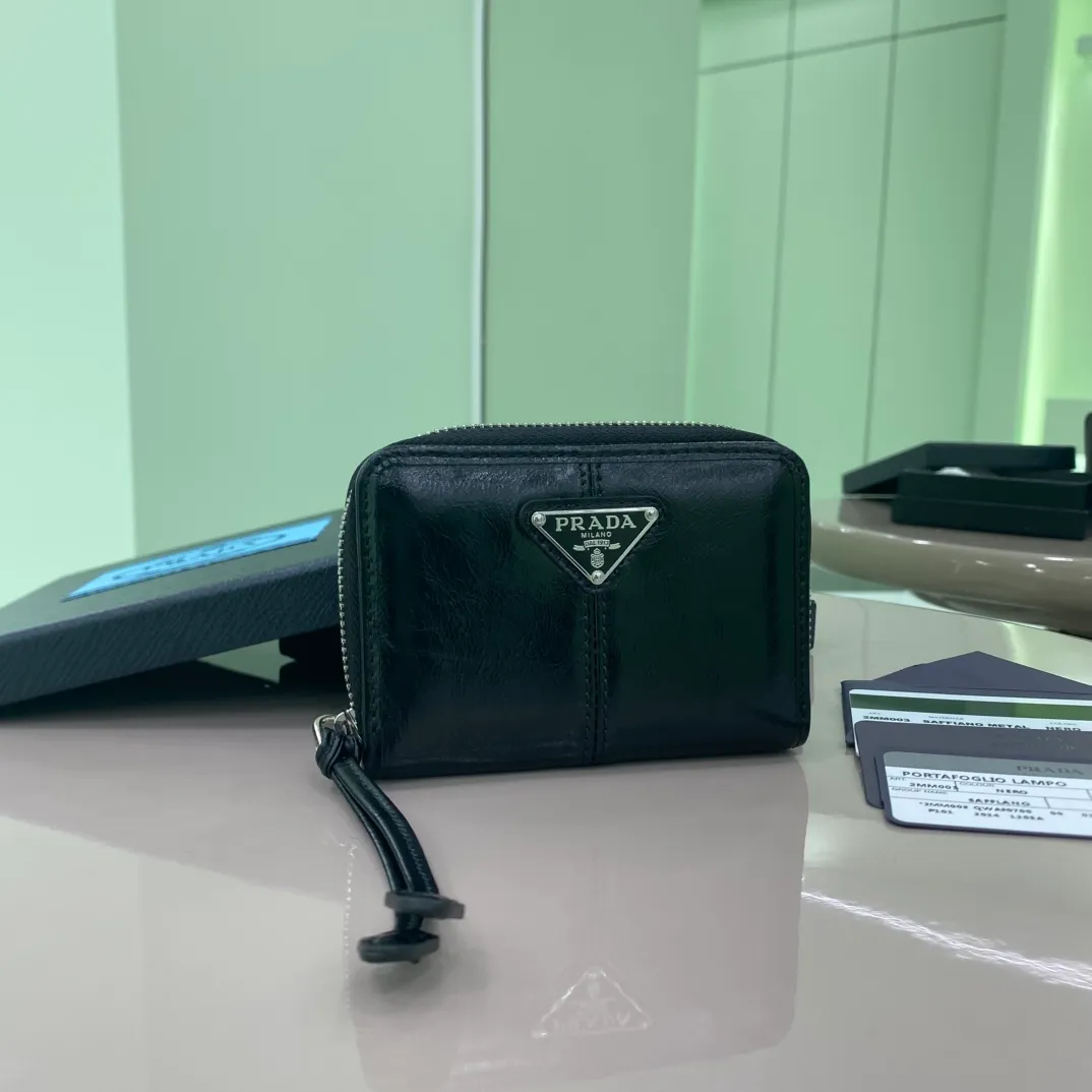 P400 [Top original order] Prada's new coin purse💼👏Model 2MM003, internal code 164 OEM code💋 This compact coin purse is made of glossy leather, with smooth lines and classic geometric patterns, showing an elegant and modern temperament. 🏅️🏅️🏅️Size: length 11cm*height 7.5cm