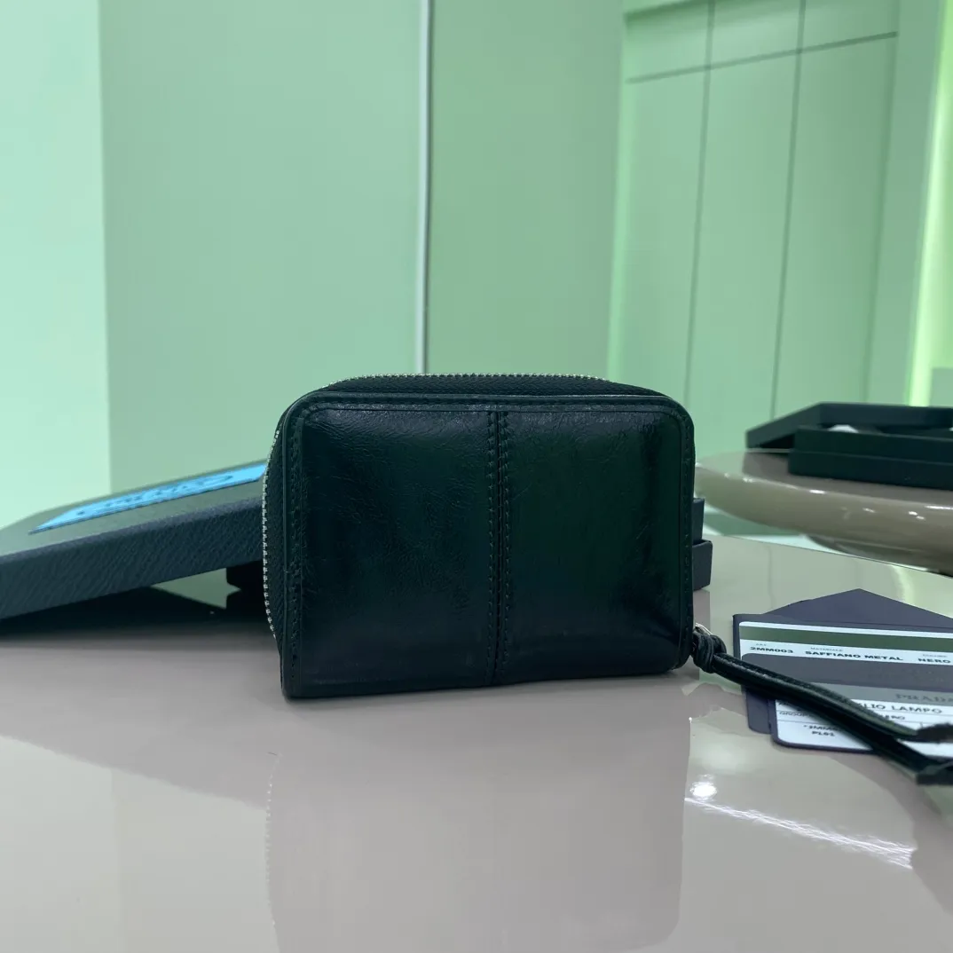 P400 [Top original order] Prada's new coin purse💼👏Model 2MM003, internal code 164 OEM code💋 This compact coin purse is made of glossy leather, with smooth lines and classic geometric patterns, showing an elegant and modern temperament. 🏅️🏅️🏅️Size: length 11cm*height 7.5cm