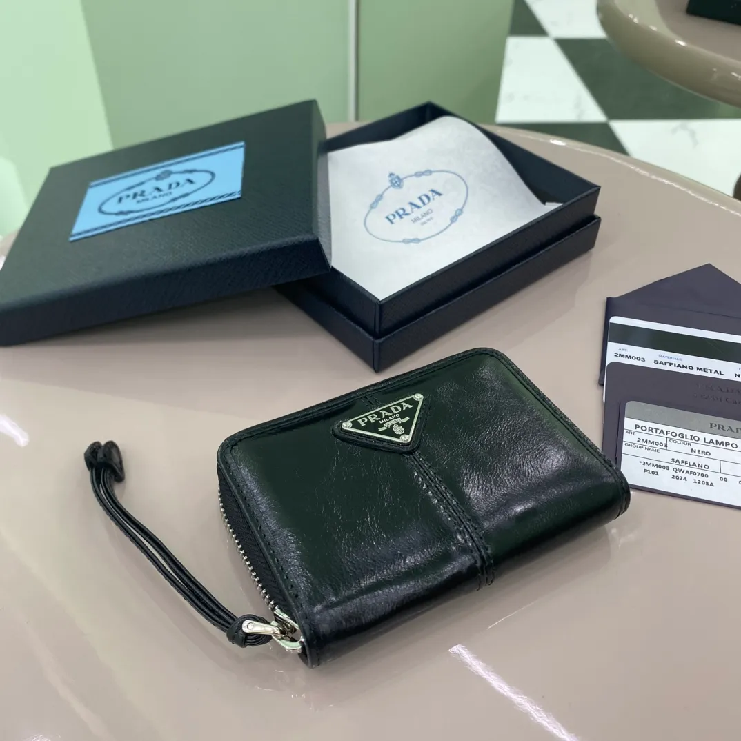 P400 [Top original order] Prada's new coin purse💼👏Model 2MM003, internal code 164 OEM code💋 This compact coin purse is made of glossy leather, with smooth lines and classic geometric patterns, showing an elegant and modern temperament. 🏅️🏅️🏅️Size: length 11cm*height 7.5cm