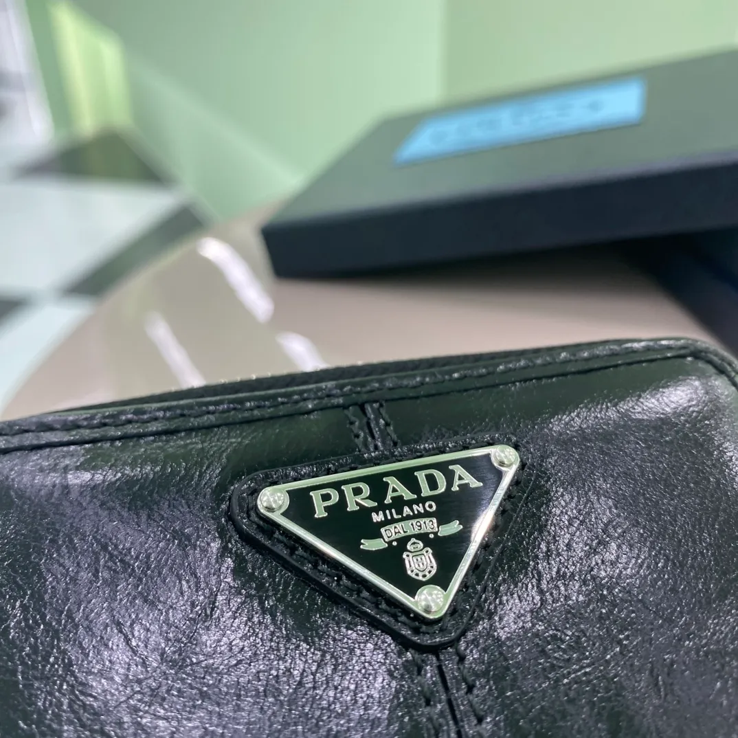 P400 [Top original order] Prada's new coin purse💼👏Model 2MM003, internal code 164 OEM code💋 This compact coin purse is made of glossy leather, with smooth lines and classic geometric patterns, showing an elegant and modern temperament. 🏅️🏅️🏅️Size: length 11cm*height 7.5cm