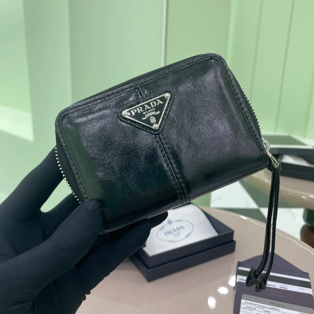 P400 [Top original order] Prada's new coin purse💼👏Model 2MM003, internal code 164 OEM code💋 This compact coin purse is made of glossy leather, with smooth lines and classic geometric patterns, showing an elegant and modern temperament. 🏅️🏅️🏅️Size: length 11cm*height 7.5cm