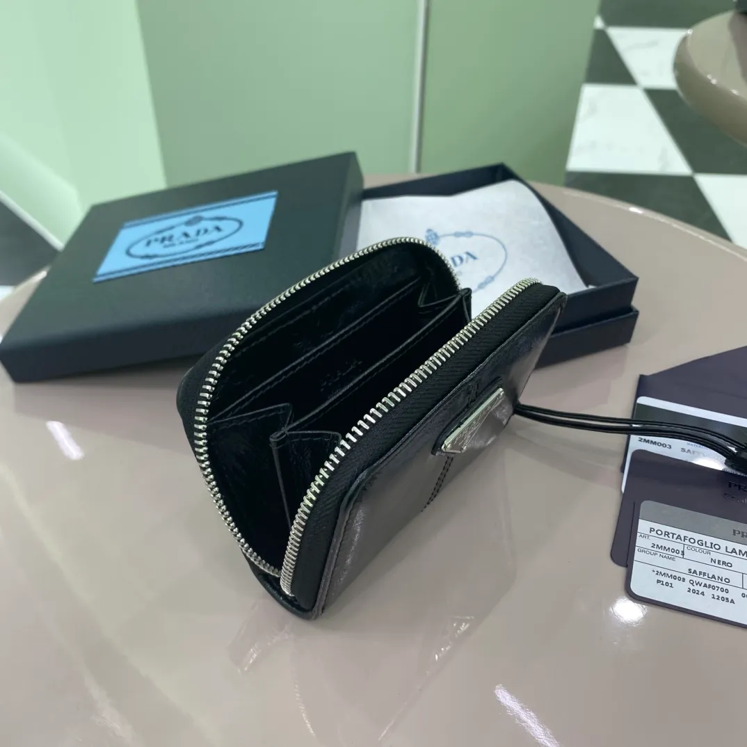 P400 [Top original order] Prada's new coin purse💼👏Model 2MM003, internal code 164 OEM code💋 This compact coin purse is made of glossy leather, with smooth lines and classic geometric patterns, showing an elegant and modern temperament. 🏅️🏅️🏅️Size: length 11cm*height 7.5cm