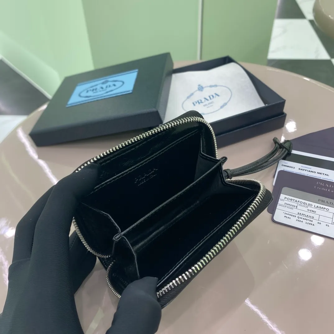P400 [Top original order] Prada's new coin purse💼👏Model 2MM003, internal code 164 OEM code💋 This compact coin purse is made of glossy leather, with smooth lines and classic geometric patterns, showing an elegant and modern temperament. 🏅️🏅️🏅️Size: length 11cm*height 7.5cm