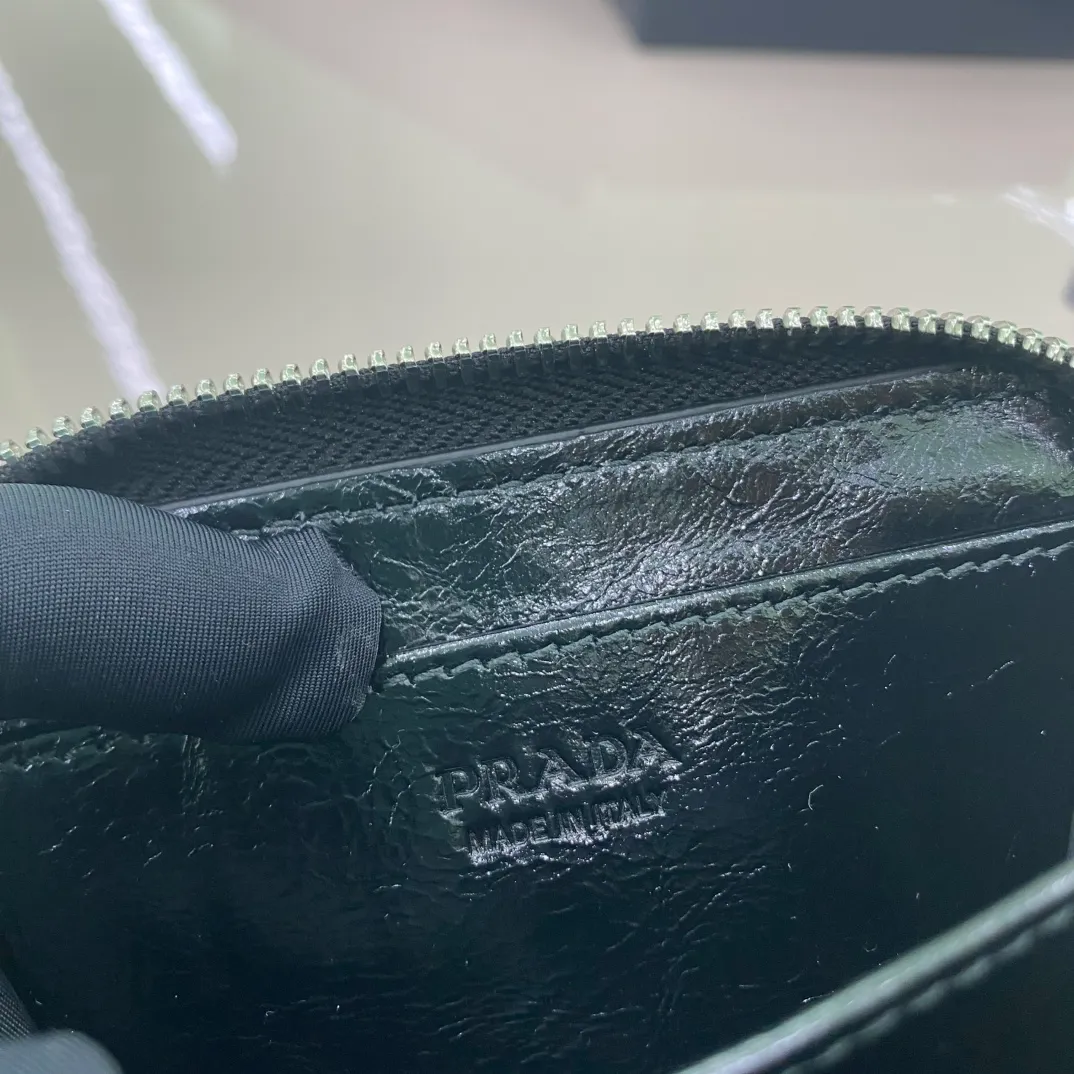 P400 [Top original order] Prada's new coin purse💼👏Model 2MM003, internal code 164 OEM code💋 This compact coin purse is made of glossy leather, with smooth lines and classic geometric patterns, showing an elegant and modern temperament. 🏅️🏅️🏅️Size: length 11cm*height 7.5cm