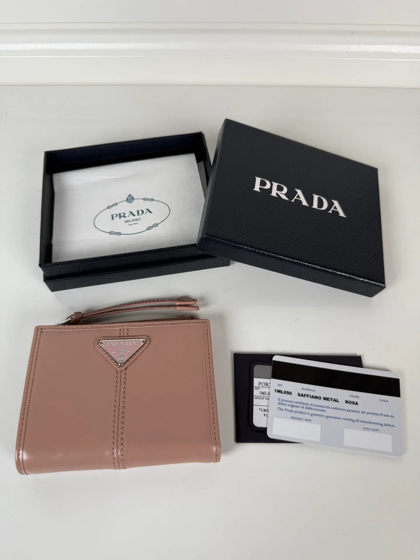 💰440, P Home ➡️ Unisex short wallet, model 1ML050, made of pink waxed leather, eight card slots, one receipt compartment, one zipper coin bag, length 11.5cm, height 9.5cm, 175 steel stamp, meticulous workmanship as shown in the picture