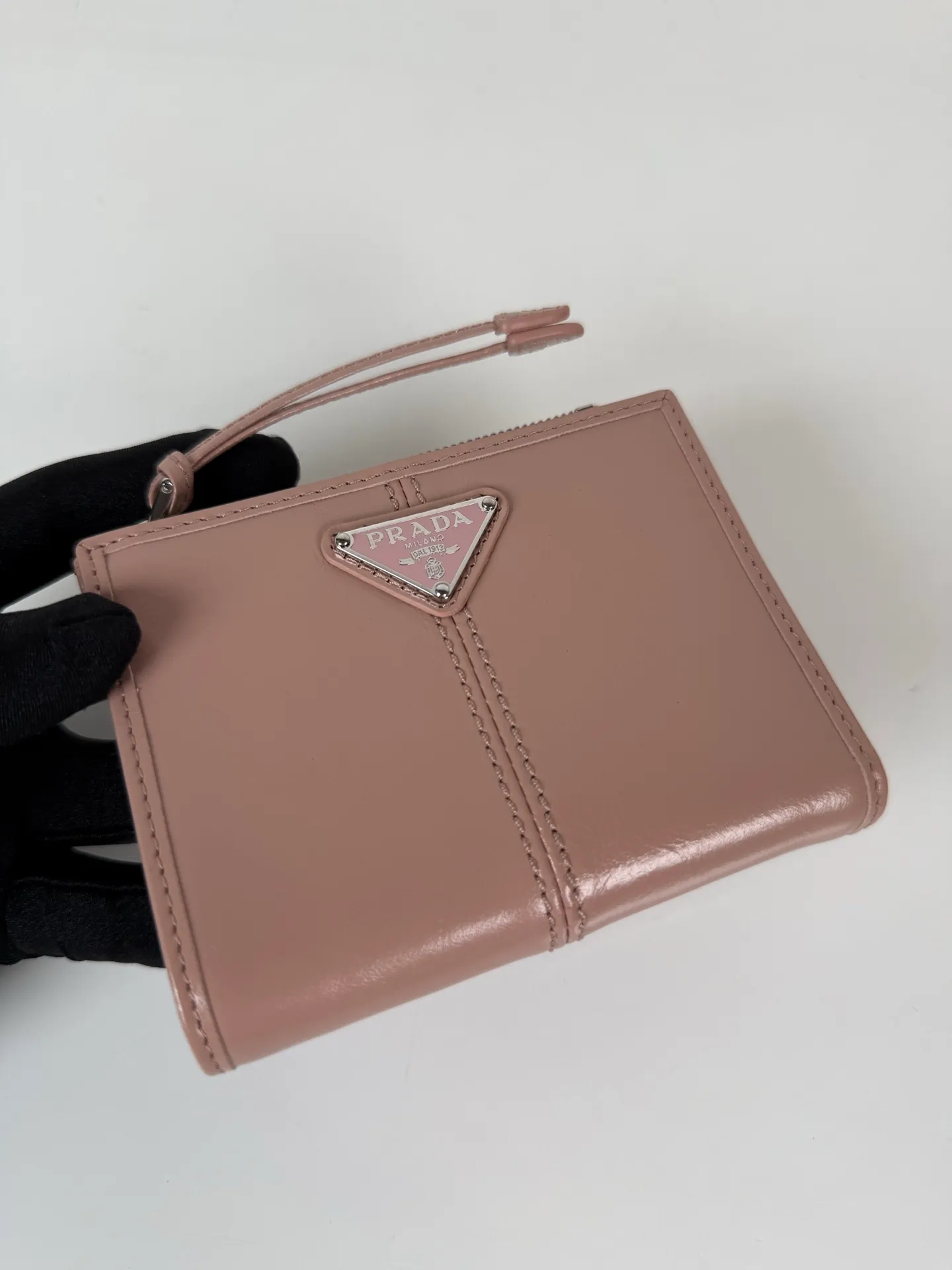 💰440, P Home ➡️ Unisex short wallet, model 1ML050, made of pink waxed leather, eight card slots, one receipt compartment, one zipper coin bag, length 11.5cm, height 9.5cm, 175 steel stamp, meticulous workmanship as shown in the picture
