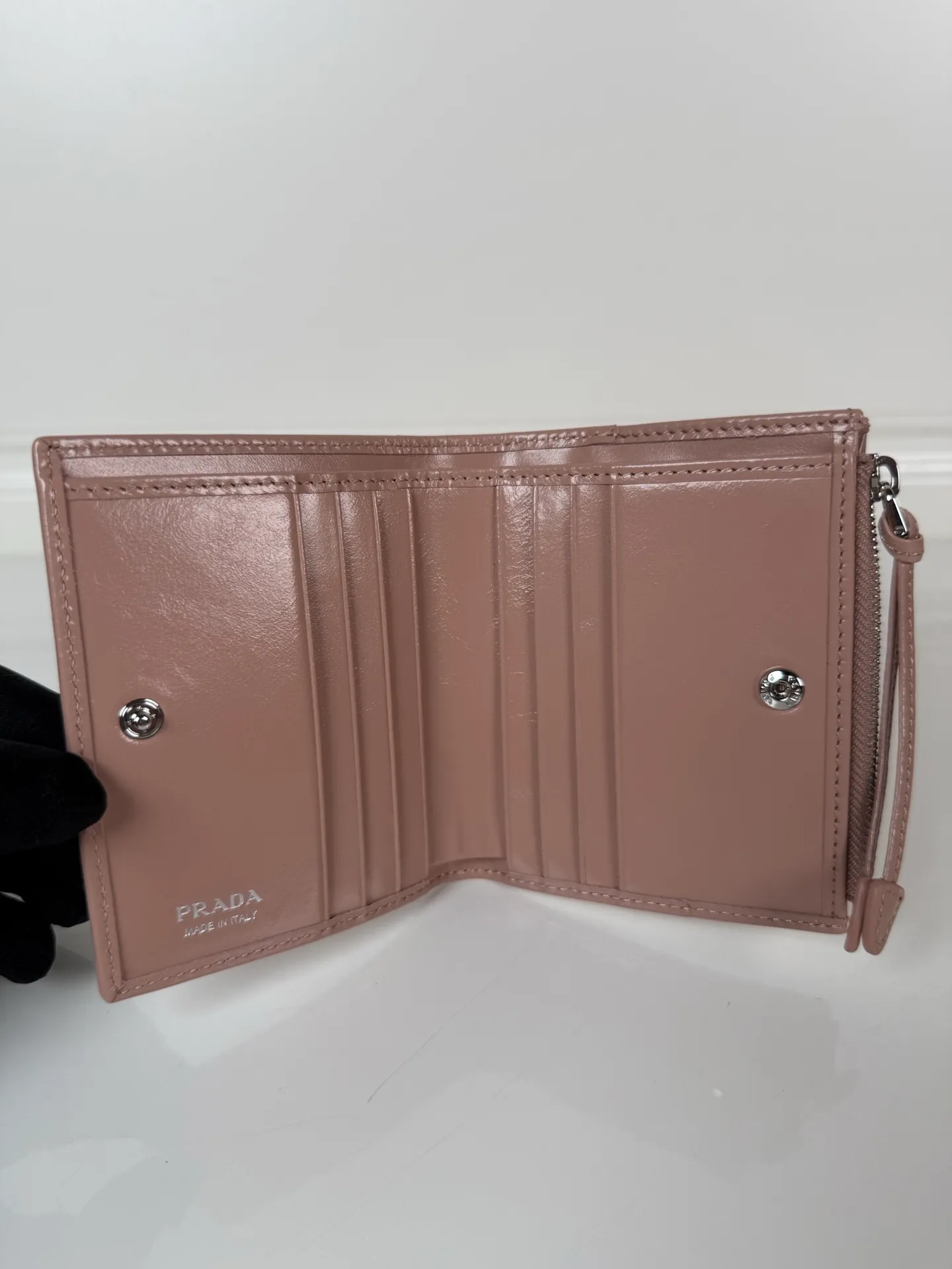 💰440, P Home ➡️ Unisex short wallet, model 1ML050, made of pink waxed leather, eight card slots, one receipt compartment, one zipper coin bag, length 11.5cm, height 9.5cm, 175 steel stamp, meticulous workmanship as shown in the picture