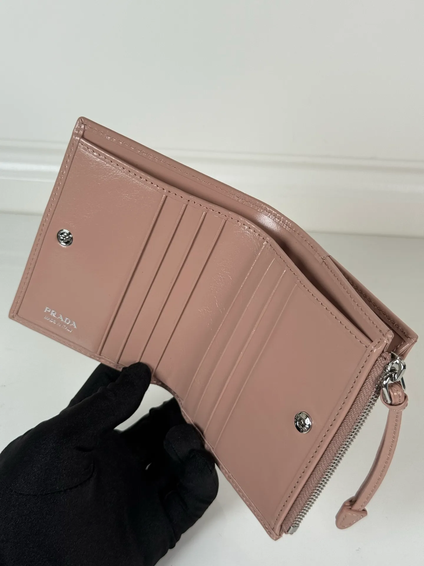 💰440, P Home ➡️ Unisex short wallet, model 1ML050, made of pink waxed leather, eight card slots, one receipt compartment, one zipper coin bag, length 11.5cm, height 9.5cm, 175 steel stamp, meticulous workmanship as shown in the picture