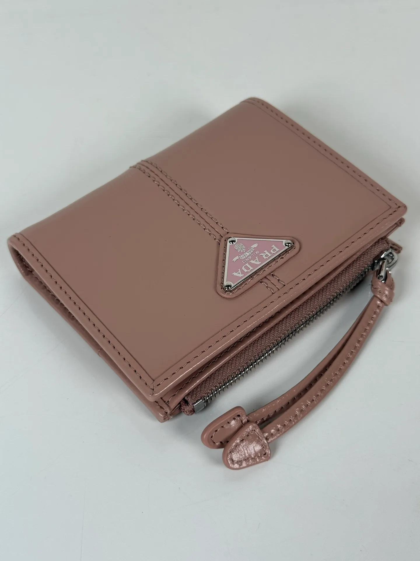 💰440, P Home ➡️ Unisex short wallet, model 1ML050, made of pink waxed leather, eight card slots, one receipt compartment, one zipper coin bag, length 11.5cm, height 9.5cm, 175 steel stamp, meticulous workmanship as shown in the picture