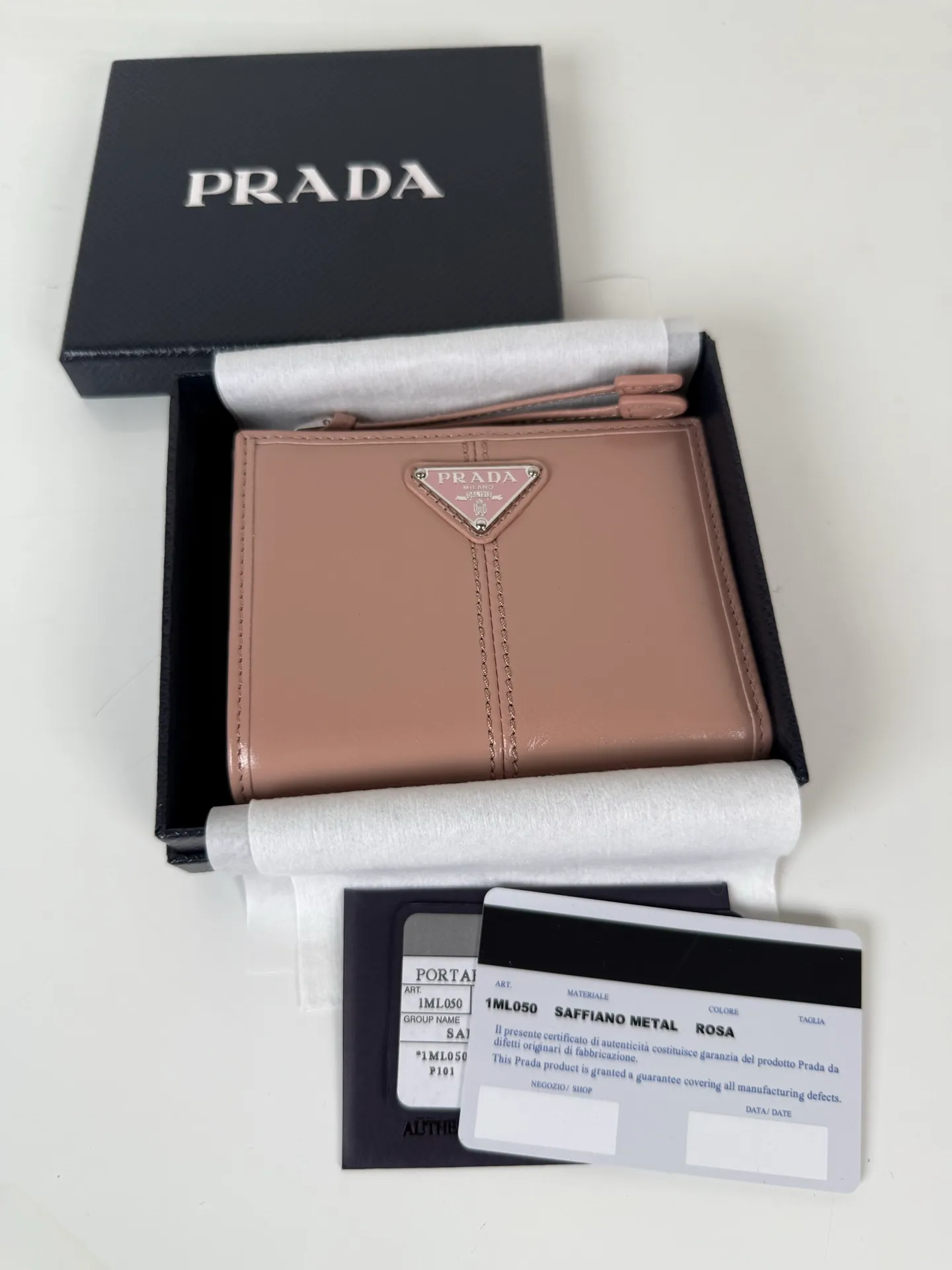 💰440, P Home ➡️ Unisex short wallet, model 1ML050, made of pink waxed leather, eight card slots, one receipt compartment, one zipper coin bag, length 11.5cm, height 9.5cm, 175 steel stamp, meticulous workmanship as shown in the picture