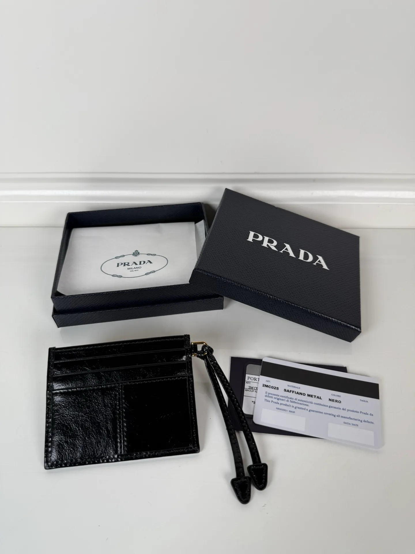 💰340, P Home ➡️ Unisex small card holder, black waxed leather triangle logo, model 1MC025, original quality, made of imported deerskin, 6 card slots ➕ One middle compartment, can hold multiple cards and zeros 💰, size 11.2×8.5cm, taken in kind, what you see is what you get