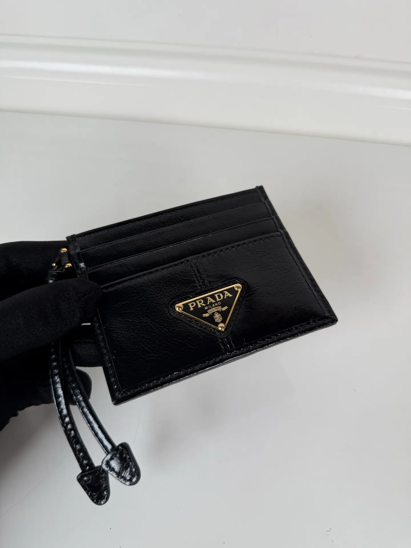 💰340, P Home ➡️ Unisex small card holder, black waxed leather triangle logo, model 1MC025, original quality, made of imported deerskin, 6 card slots ➕ One middle compartment, can hold multiple cards and zeros 💰, size 11.2×8.5cm, taken in kind, what you see is what you get