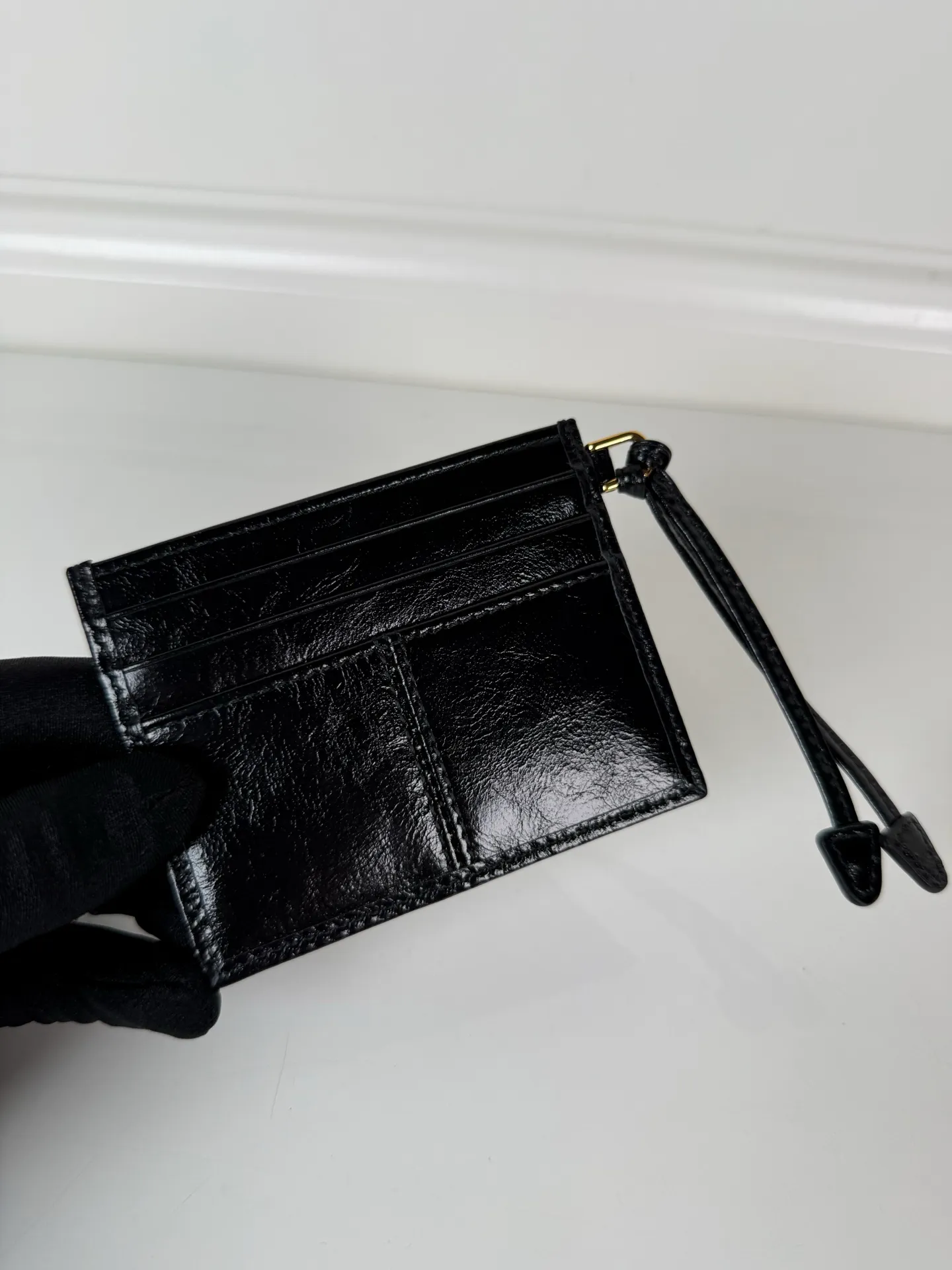 💰340, P Home ➡️ Unisex small card holder, black waxed leather triangle logo, model 1MC025, original quality, made of imported deerskin, 6 card slots ➕ One middle compartment, can hold multiple cards and zeros 💰, size 11.2×8.5cm, taken in kind, what you see is what you get