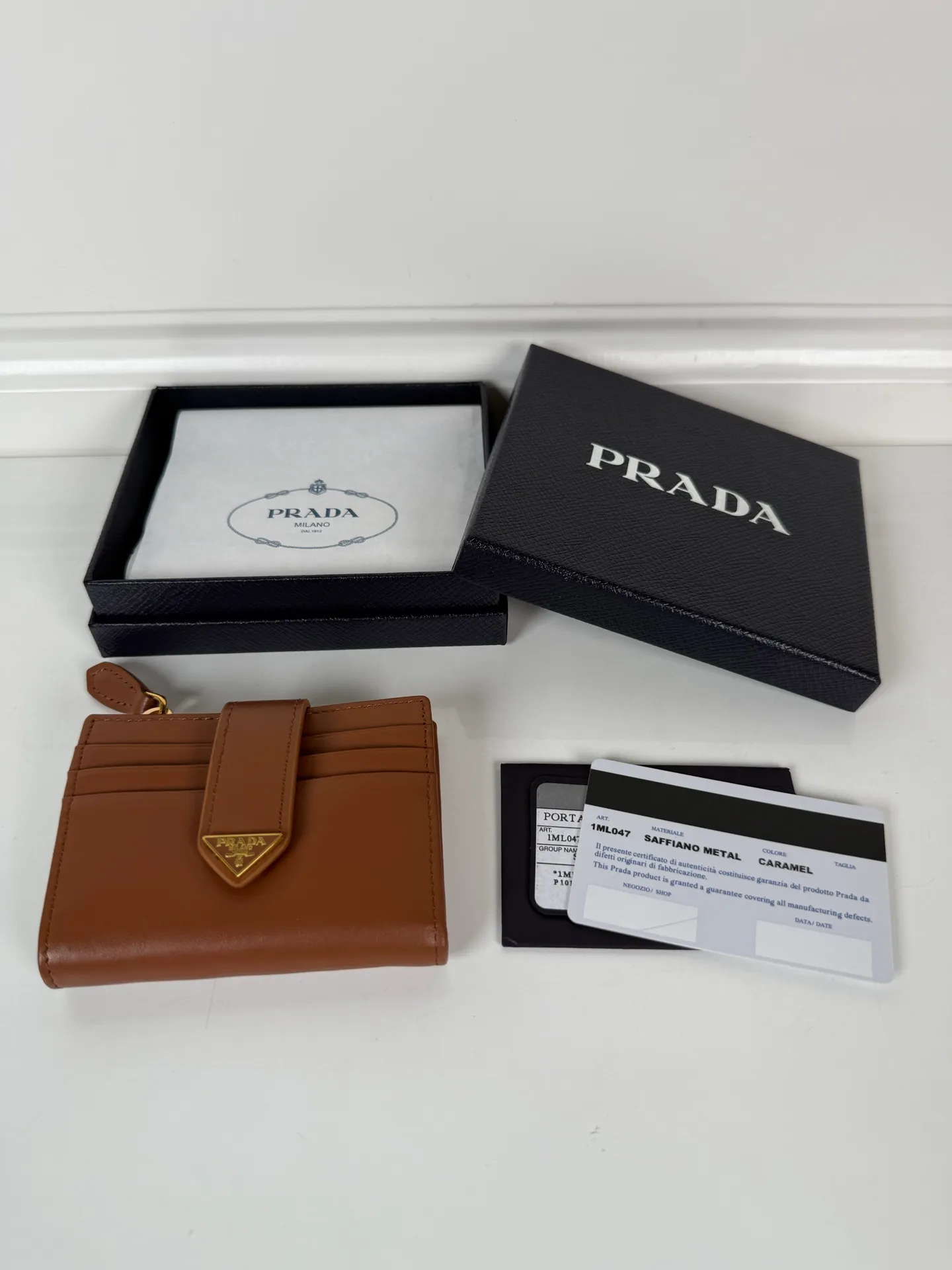 💰460, P Home➡️The latest triangular micro-label card holder, model 1ML047, a perfect combination of caramel color Saffian imported calfskin, size 8×10cm, one receipt compartment, nine card slots, zipper type 💰 compartment, snap button opening and closing is more practical, and the design is simple and elegant. Real shots, what you see is what you get