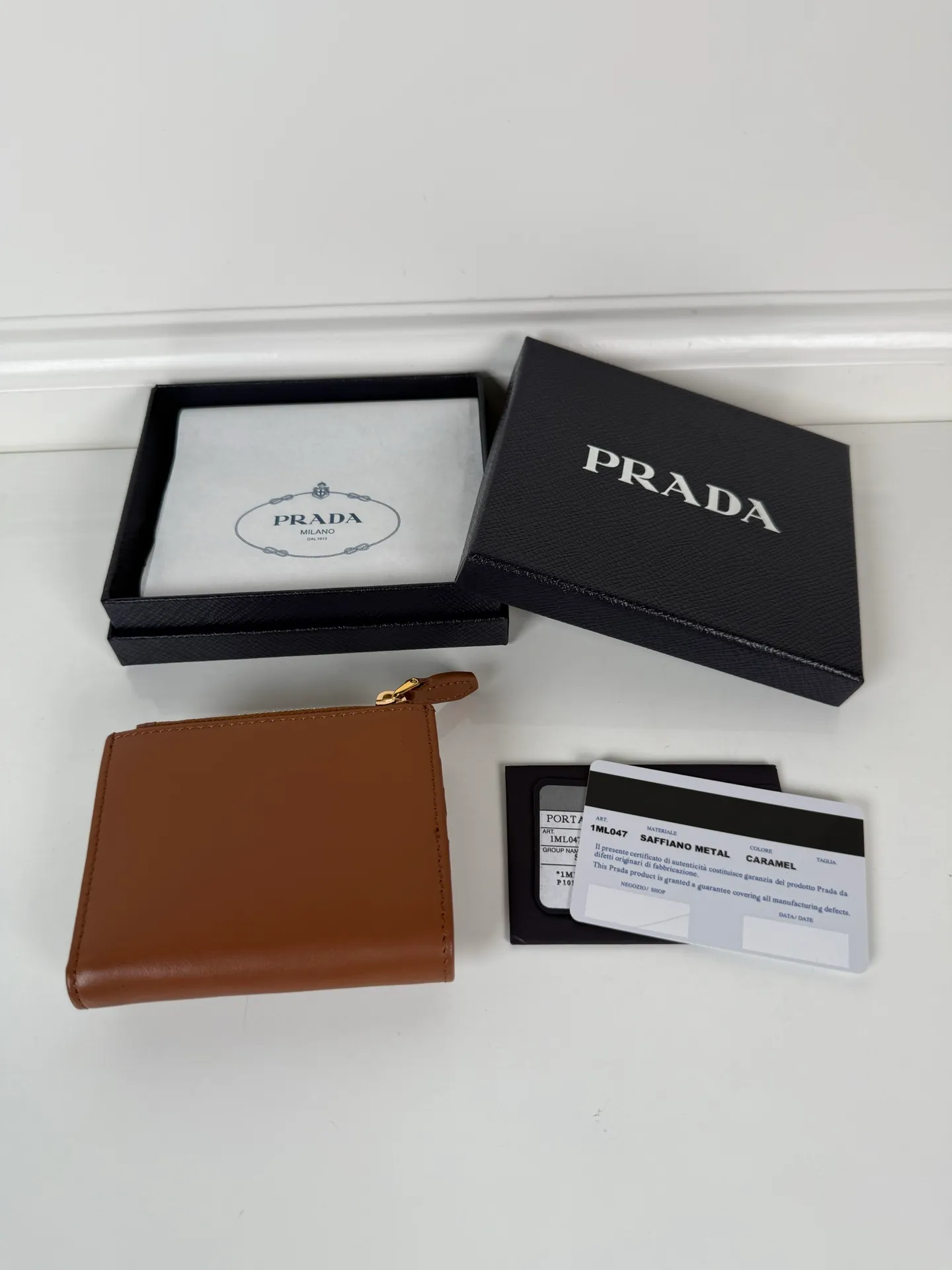 💰460, P Home➡️The latest triangular micro-label card holder, model 1ML047, a perfect combination of caramel color Saffian imported calfskin, size 8×10cm, one receipt compartment, nine card slots, zipper type 💰 compartment, snap button opening and closing is more practical, and the design is simple and elegant. Real shots, what you see is what you get