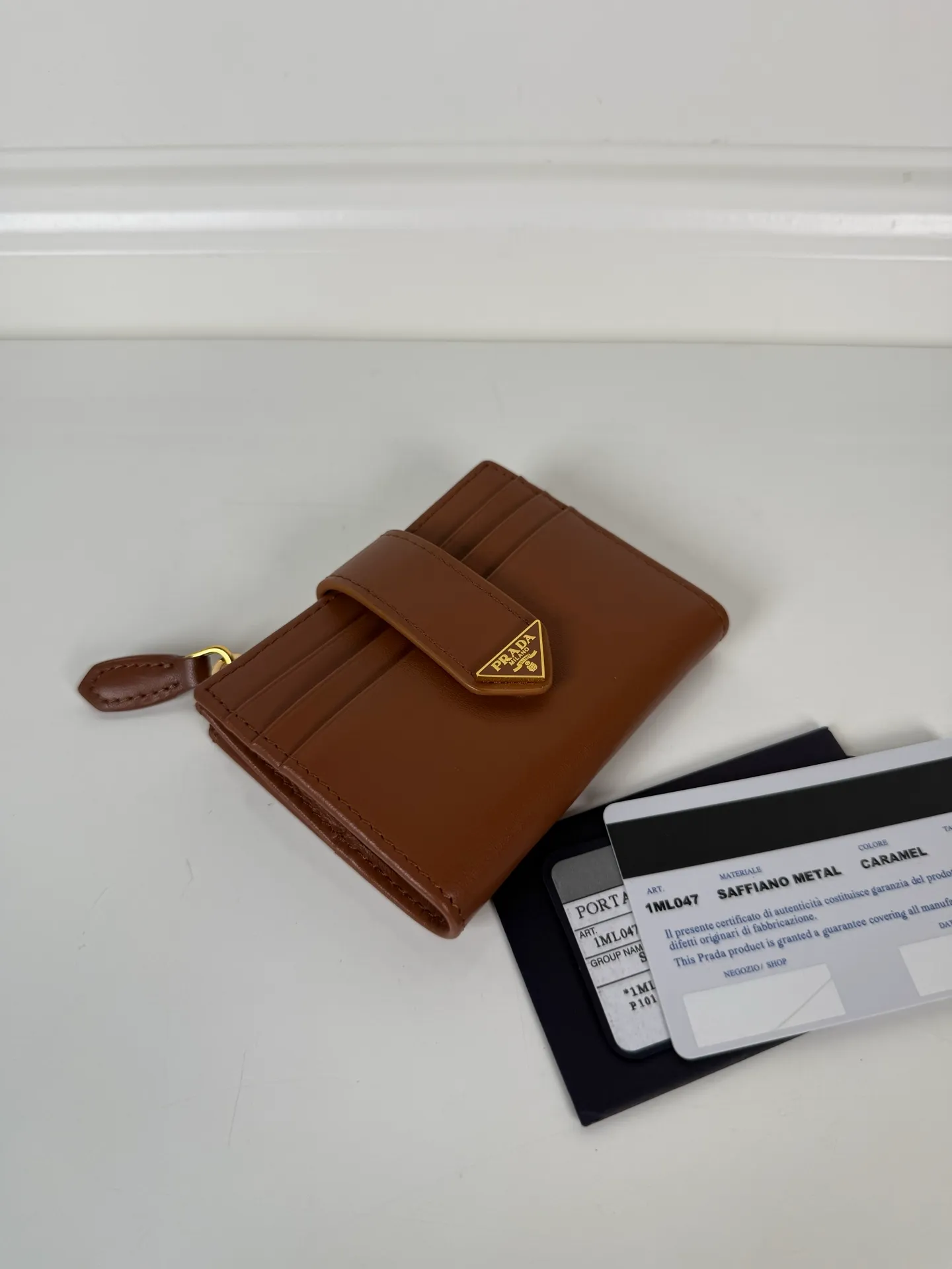 💰460, P Home➡️The latest triangular micro-label card holder, model 1ML047, a perfect combination of caramel color Saffian imported calfskin, size 8×10cm, one receipt compartment, nine card slots, zipper type 💰 compartment, snap button opening and closing is more practical, and the design is simple and elegant. Real shots, what you see is what you get