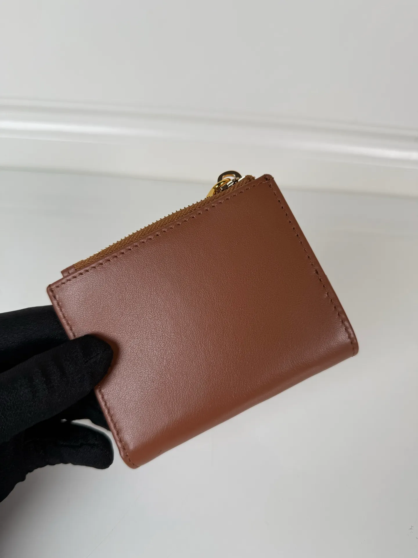 💰460, P Home➡️The latest triangular micro-label card holder, model 1ML047, a perfect combination of caramel color Saffian imported calfskin, size 8×10cm, one receipt compartment, nine card slots, zipper type 💰 compartment, snap button opening and closing is more practical, and the design is simple and elegant. Real shots, what you see is what you get