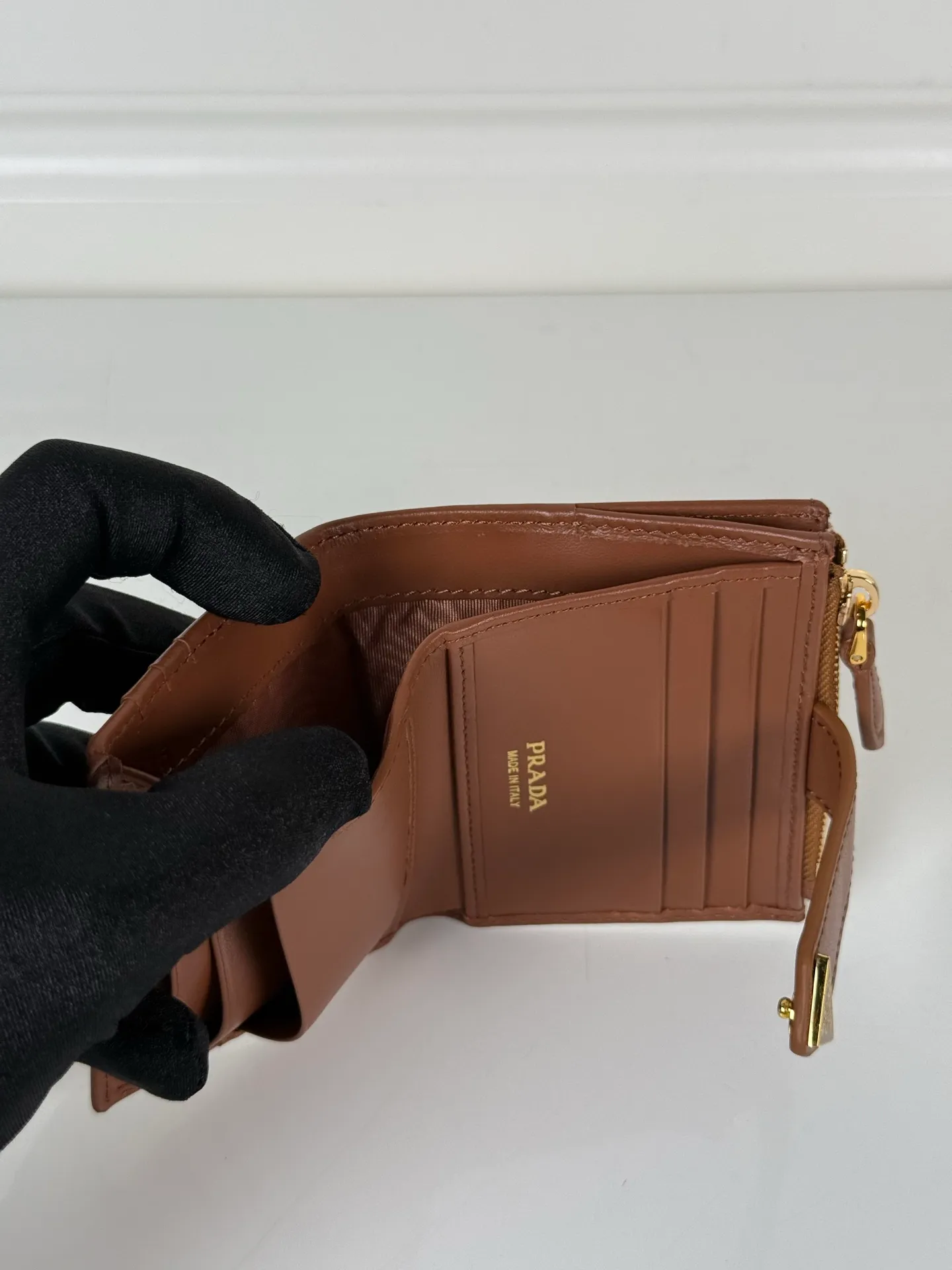 💰460, P Home➡️The latest triangular micro-label card holder, model 1ML047, a perfect combination of caramel color Saffian imported calfskin, size 8×10cm, one receipt compartment, nine card slots, zipper type 💰 compartment, snap button opening and closing is more practical, and the design is simple and elegant. Real shots, what you see is what you get