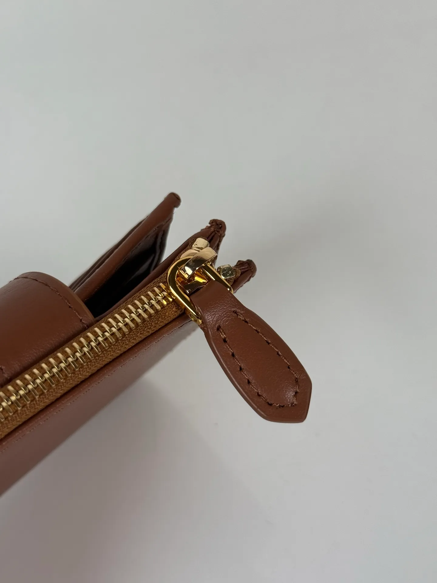 💰460, P Home➡️The latest triangular micro-label card holder, model 1ML047, a perfect combination of caramel color Saffian imported calfskin, size 8×10cm, one receipt compartment, nine card slots, zipper type 💰 compartment, snap button opening and closing is more practical, and the design is simple and elegant. Real shots, what you see is what you get