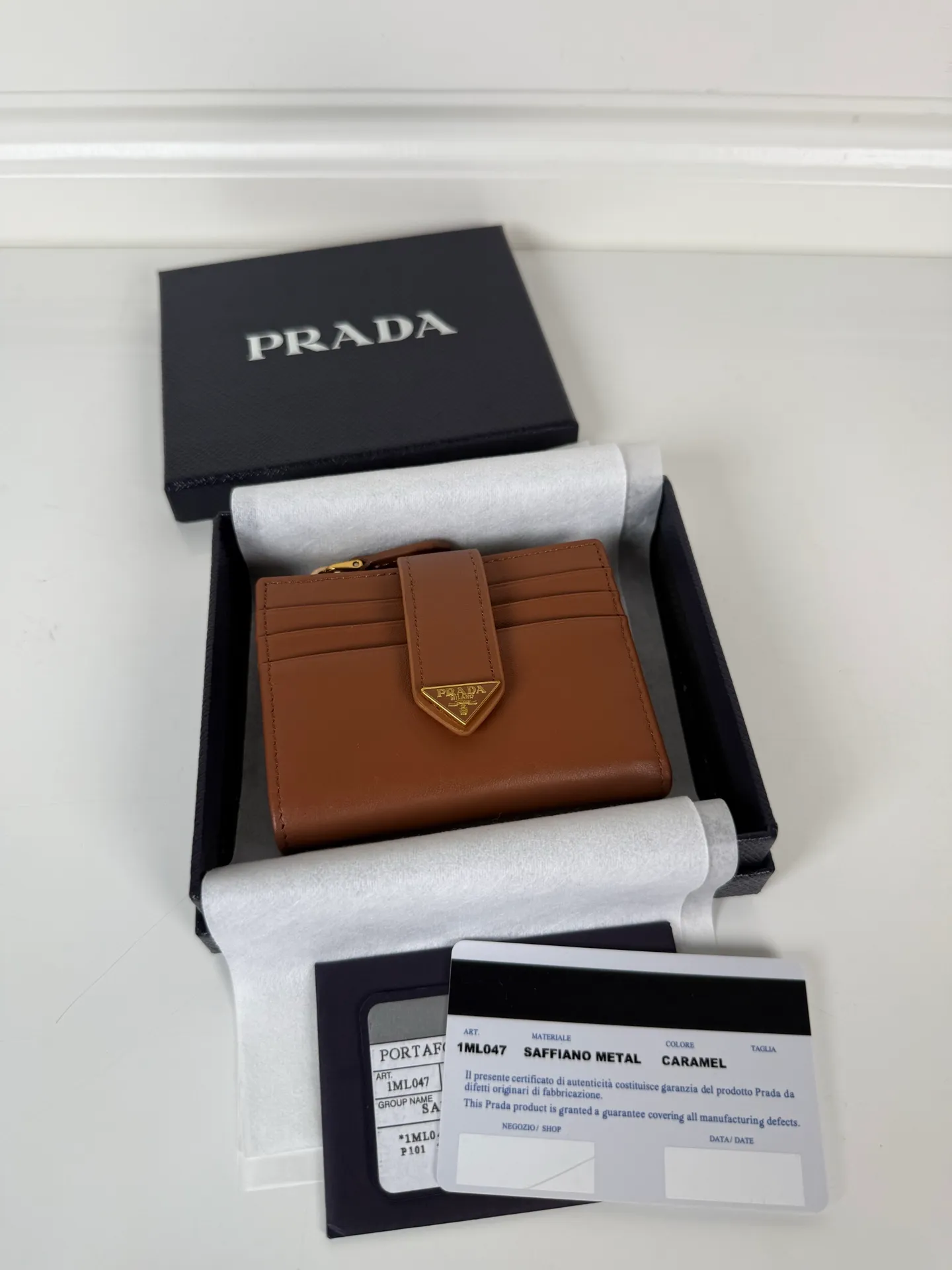 💰460, P Home➡️The latest triangular micro-label card holder, model 1ML047, a perfect combination of caramel color Saffian imported calfskin, size 8×10cm, one receipt compartment, nine card slots, zipper type 💰 compartment, snap button opening and closing is more practical, and the design is simple and elegant. Real shots, what you see is what you get