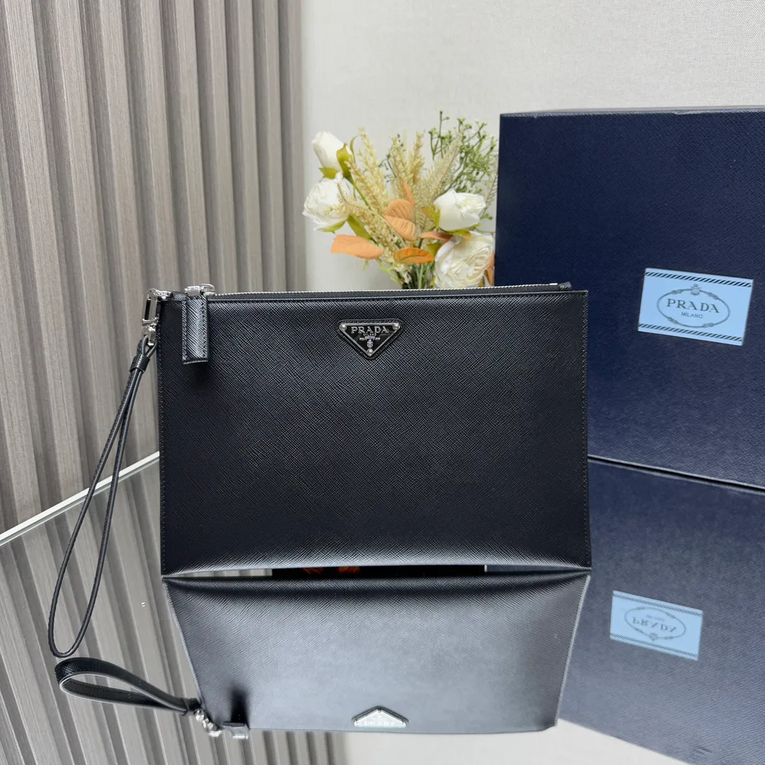 P620 [Top Original Order] PRADA Leather Clutch💼Model 2NH005, inner code cloth label 165 OEM code💋This stylish and charming Saffiano leather clutch is equipped with the same color enamel triangle logo and a detachable wrist strap. With interior leather lining and multiple compartments, it combines practicality and chic design🏅️🏅️🏅️Dimensions: length 28cm*height 18cm