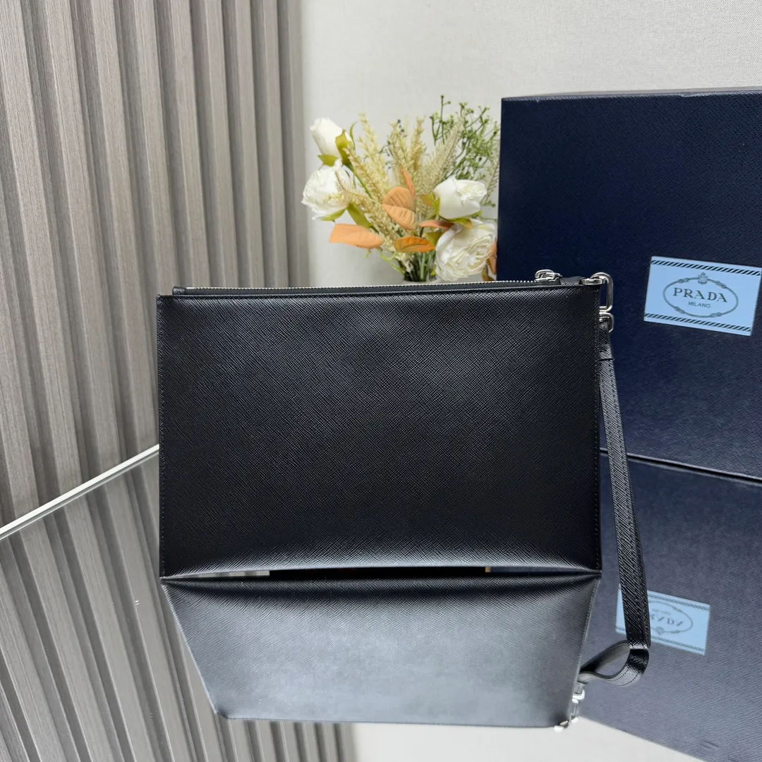 P620 [Top Original Order] PRADA Leather Clutch💼Model 2NH005, inner code cloth label 165 OEM code💋This stylish and charming Saffiano leather clutch is equipped with the same color enamel triangle logo and a detachable wrist strap. With interior leather lining and multiple compartments, it combines practicality and chic design🏅️🏅️🏅️Dimensions: length 28cm*height 18cm