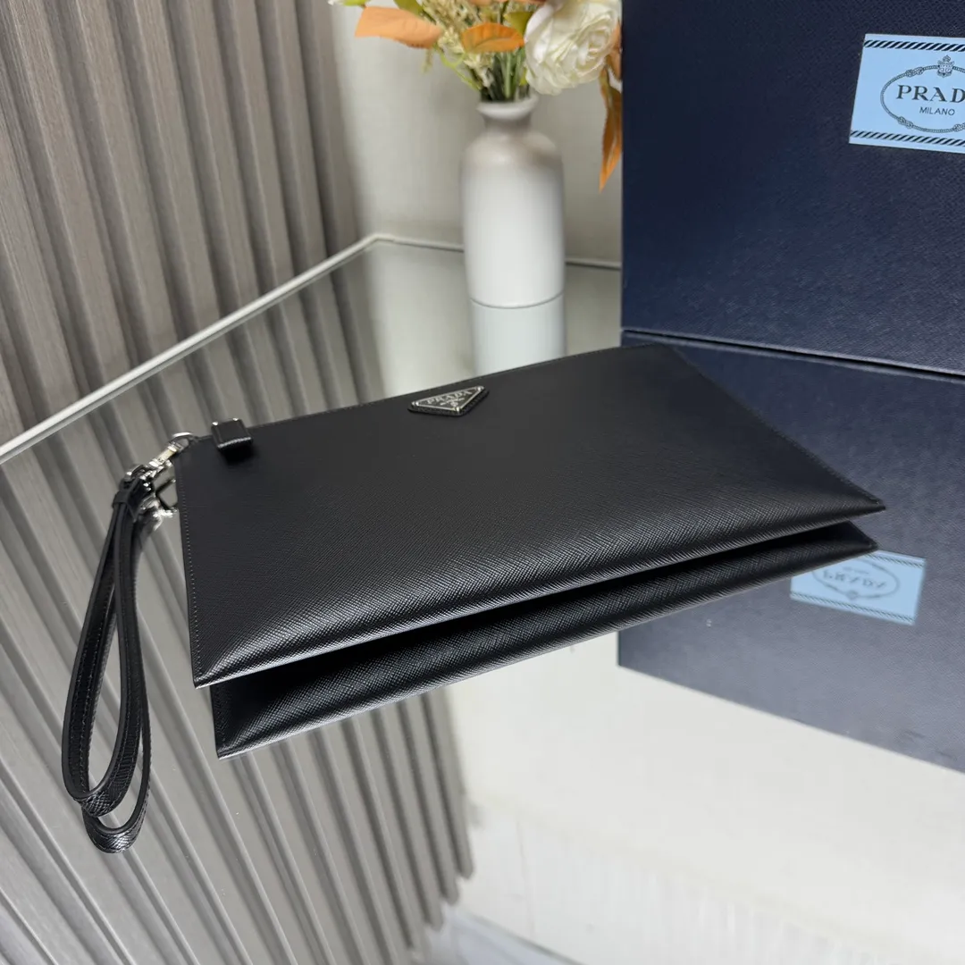 P620 [Top Original Order] PRADA Leather Clutch💼Model 2NH005, inner code cloth label 165 OEM code💋This stylish and charming Saffiano leather clutch is equipped with the same color enamel triangle logo and a detachable wrist strap. With interior leather lining and multiple compartments, it combines practicality and chic design🏅️🏅️🏅️Dimensions: length 28cm*height 18cm
