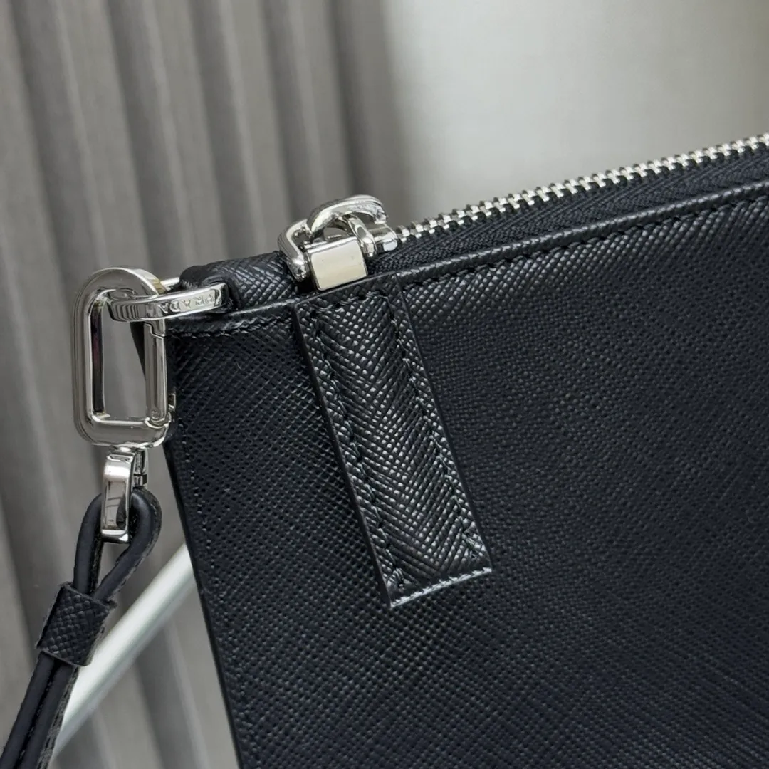 P620 [Top Original Order] PRADA Leather Clutch💼Model 2NH005, inner code cloth label 165 OEM code💋This stylish and charming Saffiano leather clutch is equipped with the same color enamel triangle logo and a detachable wrist strap. With interior leather lining and multiple compartments, it combines practicality and chic design🏅️🏅️🏅️Dimensions: length 28cm*height 18cm