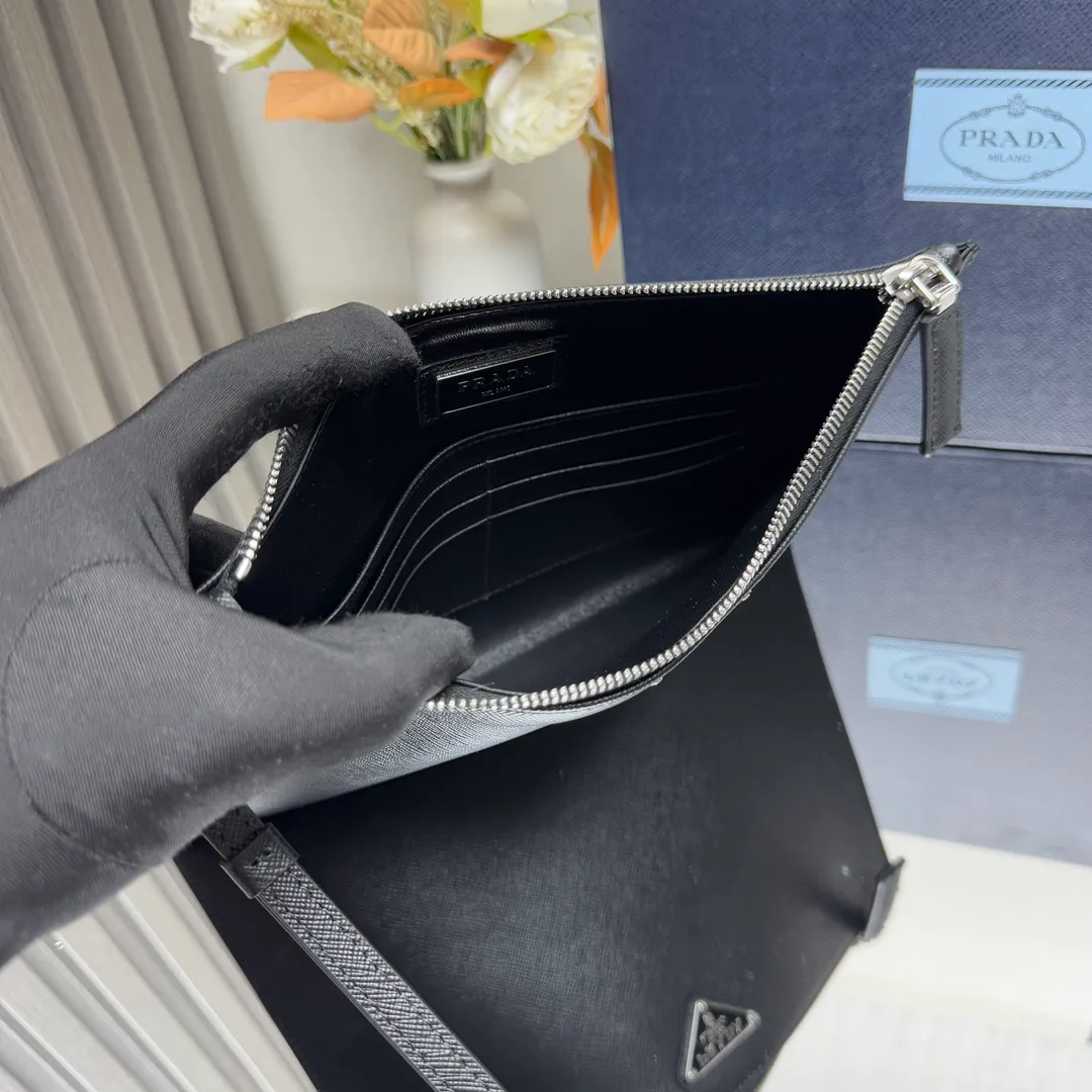 P620 [Top Original Order] PRADA Leather Clutch💼Model 2NH005, inner code cloth label 165 OEM code💋This stylish and charming Saffiano leather clutch is equipped with the same color enamel triangle logo and a detachable wrist strap. With interior leather lining and multiple compartments, it combines practicality and chic design🏅️🏅️🏅️Dimensions: length 28cm*height 18cm