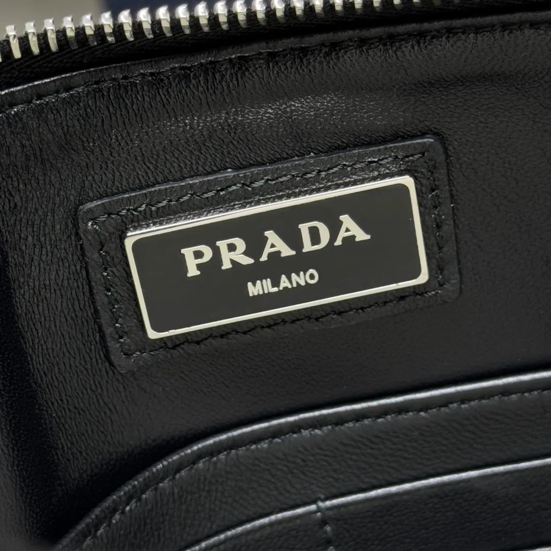 P620 [Top Original Order] PRADA Leather Clutch💼Model 2NH005, inner code cloth label 165 OEM code💋This stylish and charming Saffiano leather clutch is equipped with the same color enamel triangle logo and a detachable wrist strap. With interior leather lining and multiple compartments, it combines practicality and chic design🏅️🏅️🏅️Dimensions: length 28cm*height 18cm