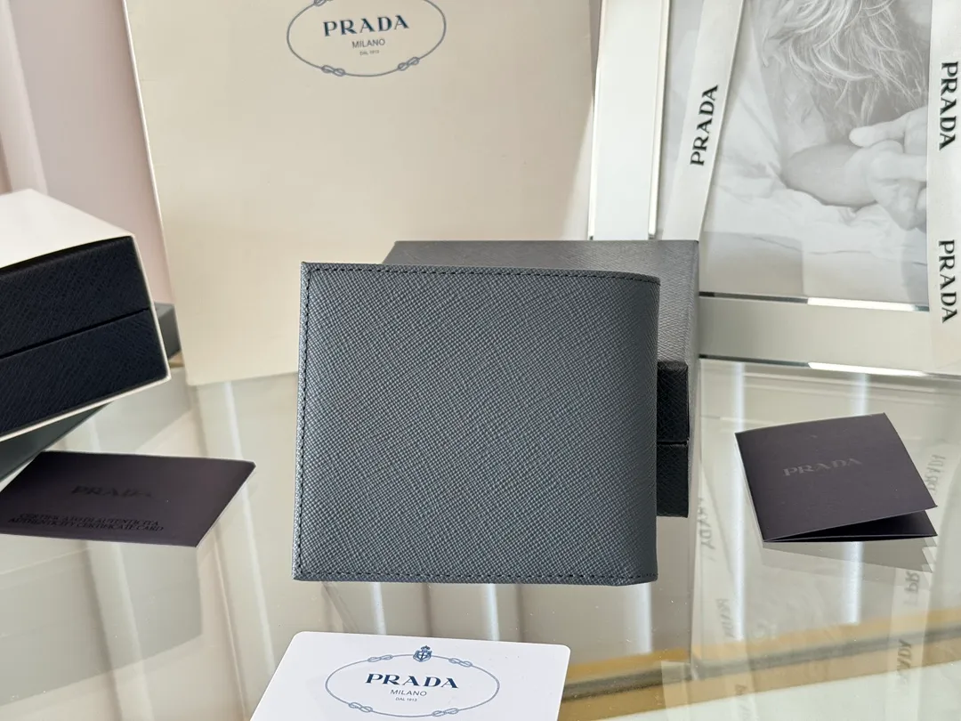 prada men's cross pattern short clip, easy to store, can hold 8 cards and cash, a must-have for men, model 2M0513, original quality, Saffiano cross pattern➕made from imported hardware, size 11cm×9.5cm, color as shown