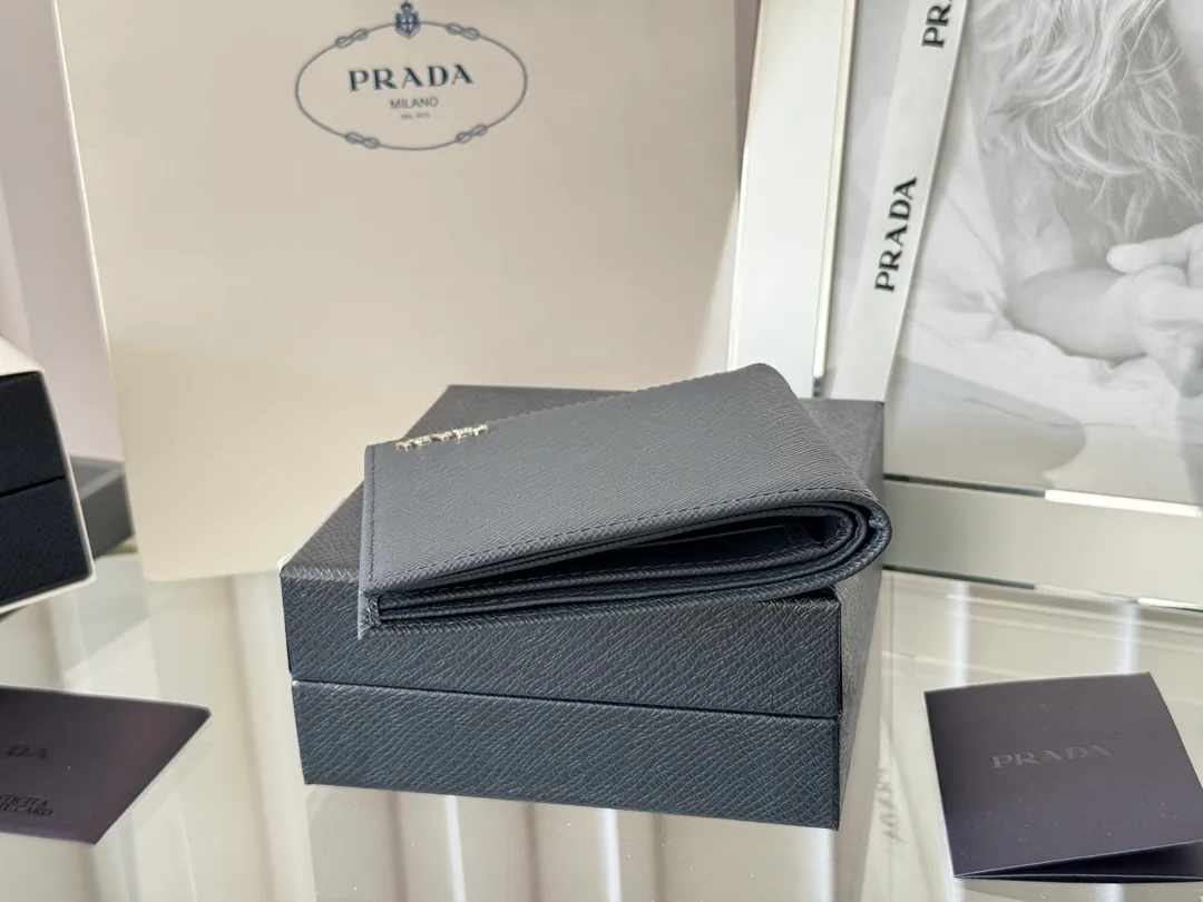 prada men's cross pattern short clip, easy to store, can hold 8 cards and cash, a must-have for men, model 2M0513, original quality, Saffiano cross pattern➕made from imported hardware, size 11cm×9.5cm, color as shown