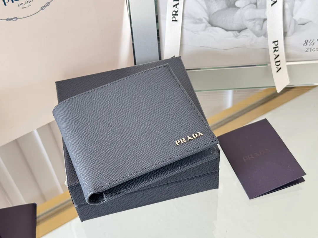 prada men's cross pattern short clip, easy to store, can hold 8 cards and cash, a must-have for men, model 2M0513, original quality, Saffiano cross pattern➕made from imported hardware, size 11cm×9.5cm, color as shown