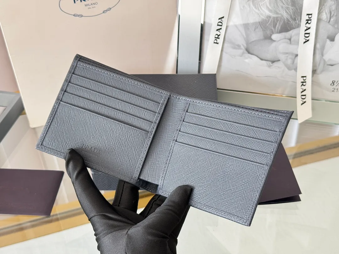 prada men's cross pattern short clip, easy to store, can hold 8 cards and cash, a must-have for men, model 2M0513, original quality, Saffiano cross pattern➕made from imported hardware, size 11cm×9.5cm, color as shown