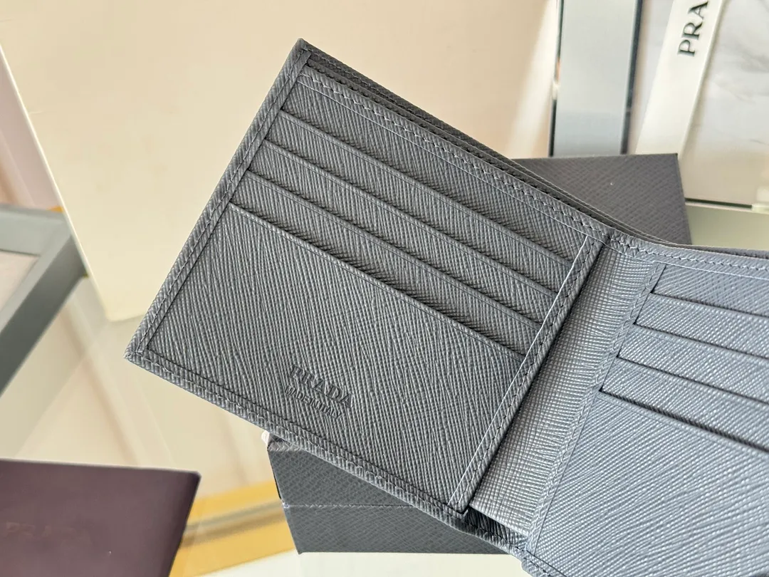 prada men's cross pattern short clip, easy to store, can hold 8 cards and cash, a must-have for men, model 2M0513, original quality, Saffiano cross pattern➕made from imported hardware, size 11cm×9.5cm, color as shown
