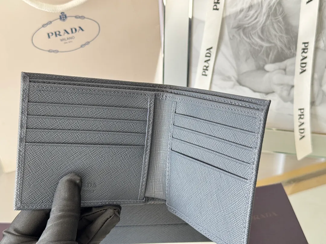 prada men's cross pattern short clip, easy to store, can hold 8 cards and cash, a must-have for men, model 2M0513, original quality, Saffiano cross pattern➕made from imported hardware, size 11cm×9.5cm, color as shown