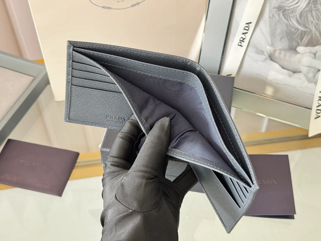 prada men's cross pattern short clip, easy to store, can hold 8 cards and cash, a must-have for men, model 2M0513, original quality, Saffiano cross pattern➕made from imported hardware, size 11cm×9.5cm, color as shown