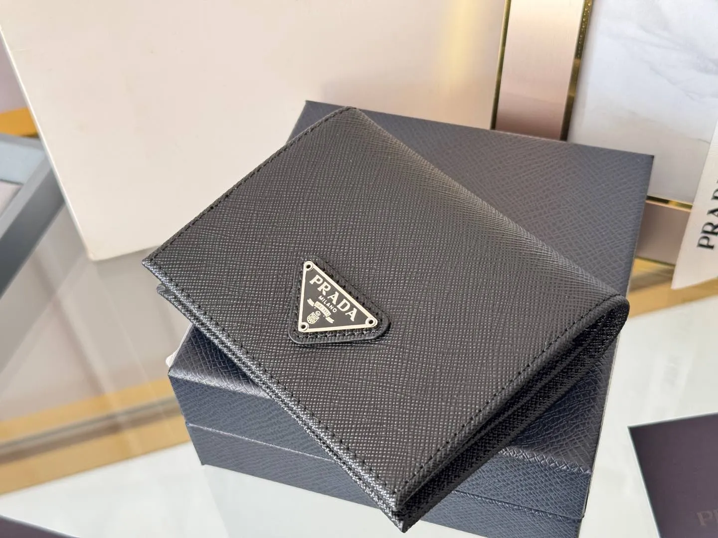 Prada women's two-fold short clip, with coin pocket and coin pocket. Model 1M0204, cross-grain cowhide. Size: 11.2x9.5cm. Simple and practical to enhance personal taste.