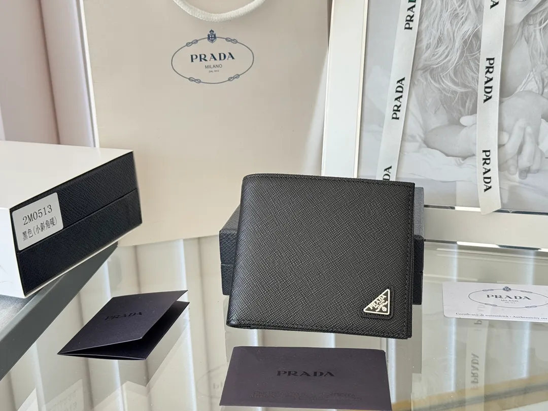 prada men's cross pattern short clip, easy to store, can hold 8 cards and cash, a must-have for men, model 2M0513, original quality, Saffiano cross pattern➕made from imported hardware, size 11cm×9.5cm, color as shown