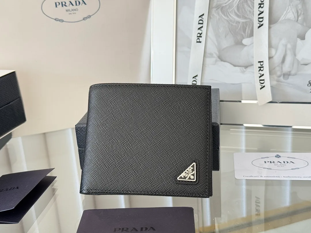 prada men's cross pattern short clip, easy to store, can hold 8 cards and cash, a must-have for men, model 2M0513, original quality, Saffiano cross pattern➕made from imported hardware, size 11cm×9.5cm, color as shown