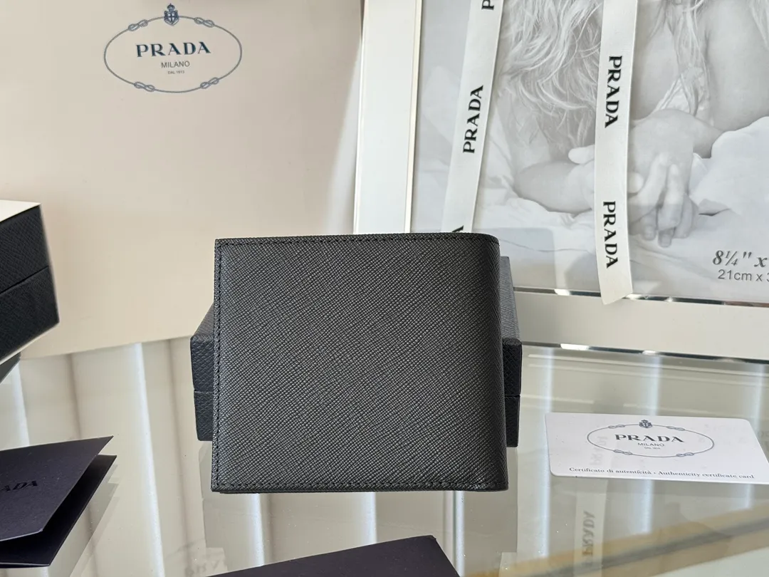 prada men's cross pattern short clip, easy to store, can hold 8 cards and cash, a must-have for men, model 2M0513, original quality, Saffiano cross pattern➕made from imported hardware, size 11cm×9.5cm, color as shown