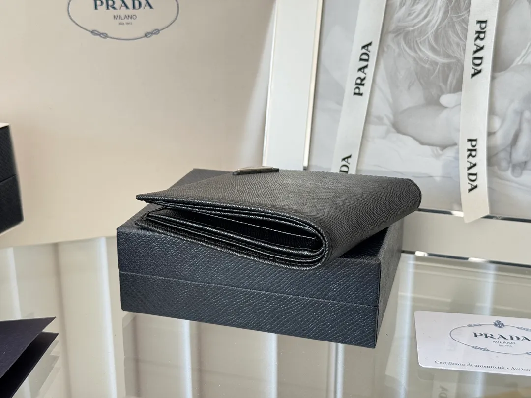 prada men's cross pattern short clip, easy to store, can hold 8 cards and cash, a must-have for men, model 2M0513, original quality, Saffiano cross pattern➕made from imported hardware, size 11cm×9.5cm, color as shown